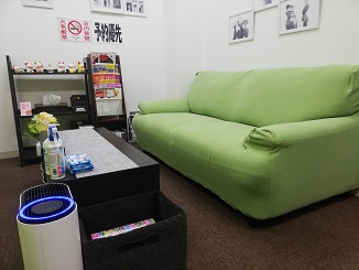 横浜占い館ツイーディア伊勢佐木モール店内にあるソファーとテーブル、雑誌等の画像